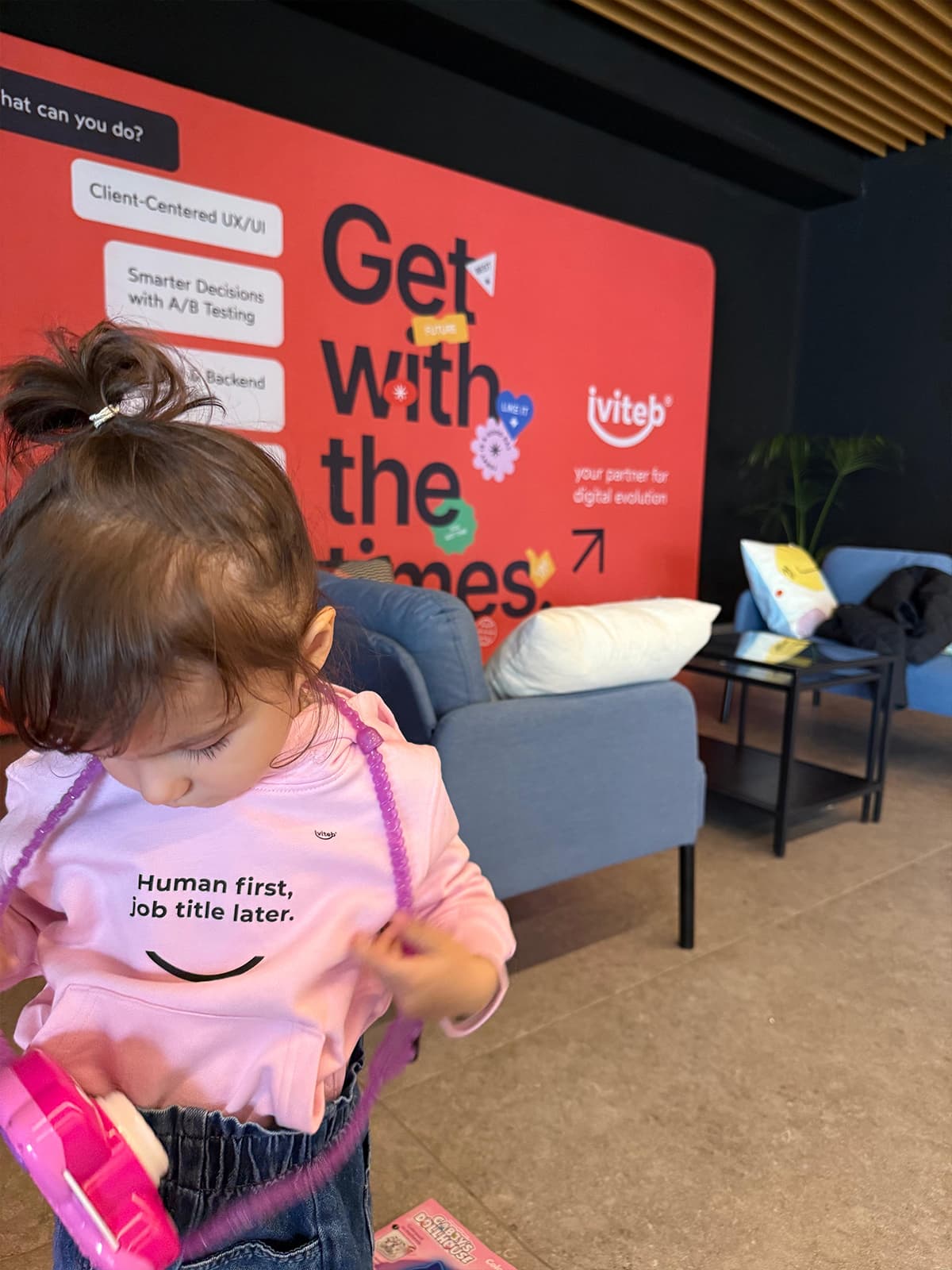 The youngest member of the ivi.works family in a tiny iviteb hoodie, at the studio booth